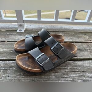 Arizona Birkenstocks
Oiled Leather
Black
Size: EU 39
Width: Medium/Narrow